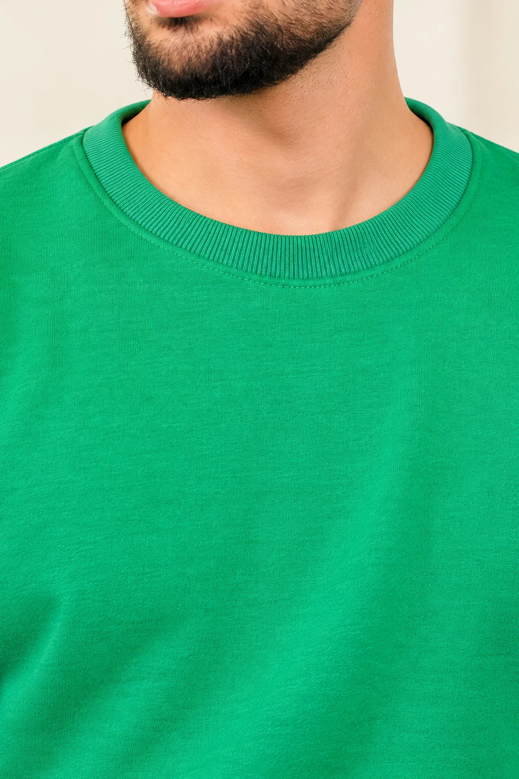 Crewneck detail of Green Sweatshirt